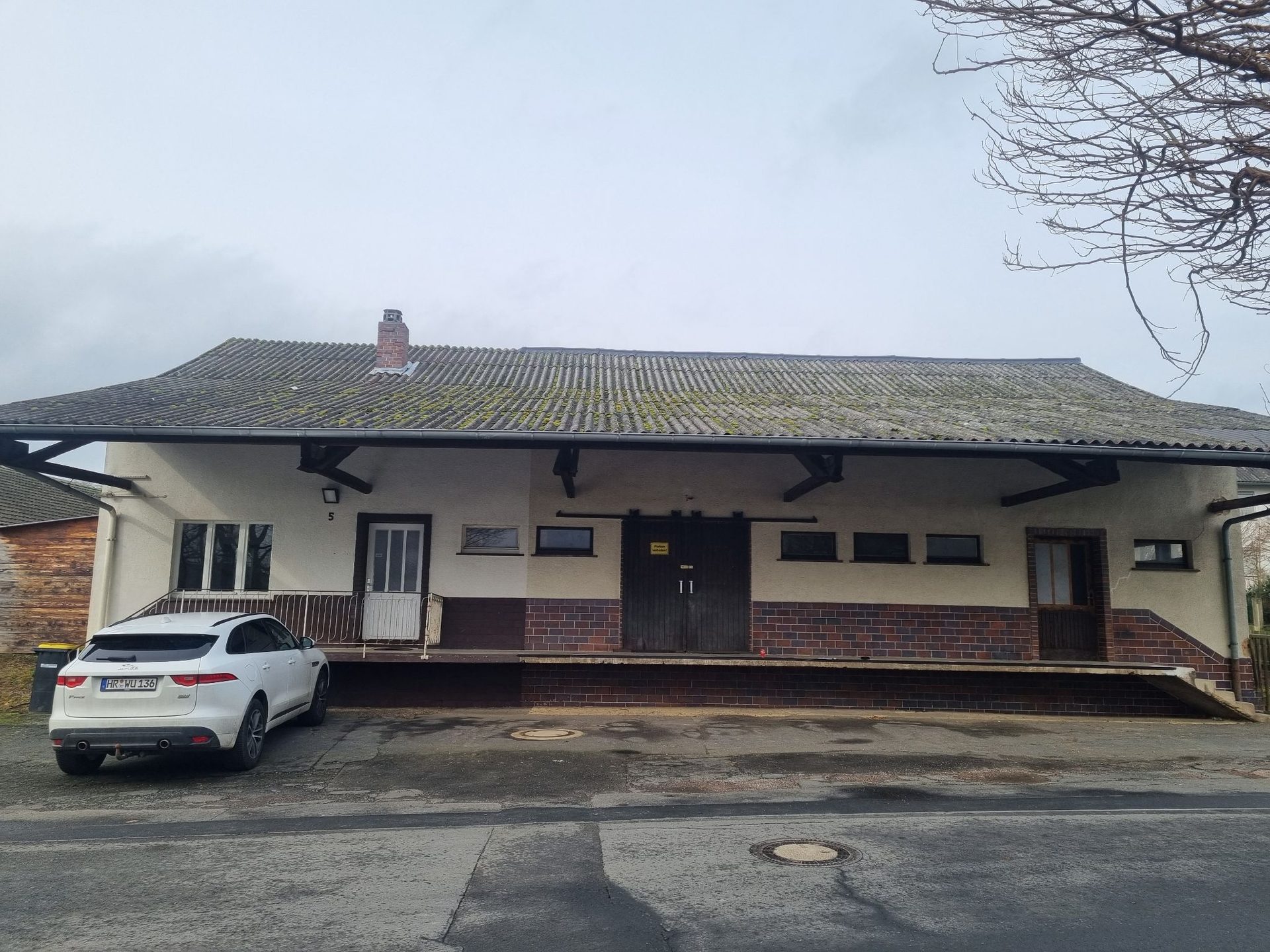 Gebäude des Lagerraum-Standorts in Wabern-Uttershausen mit Laderampe