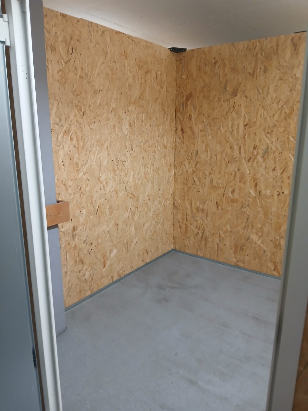 Kleiner leerer Lagerraum mit OSB-Wänden in Melsungen