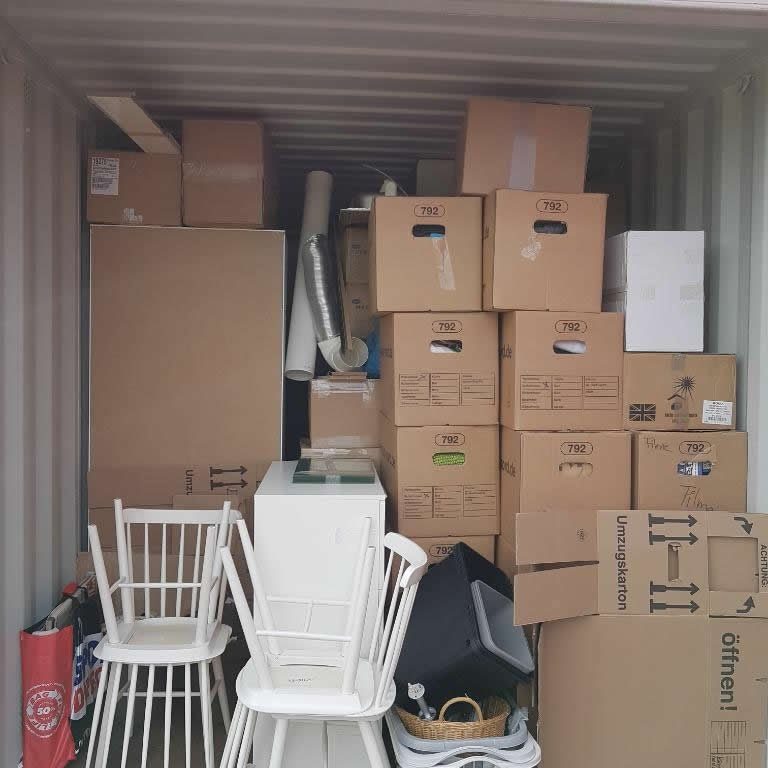 Lagercontainer voller Umzugskartons und Möbel