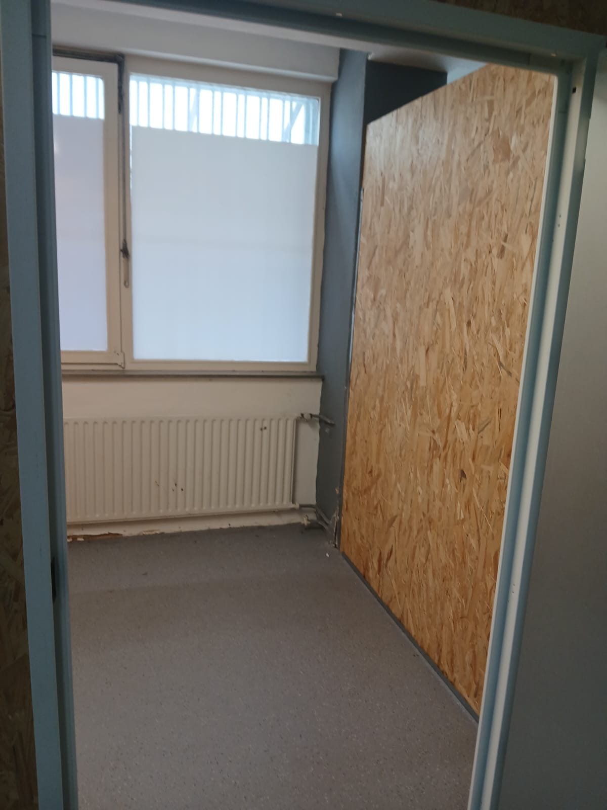 Lagerraum mit Fenster und Heizkörper im Gebäude in Melsungen