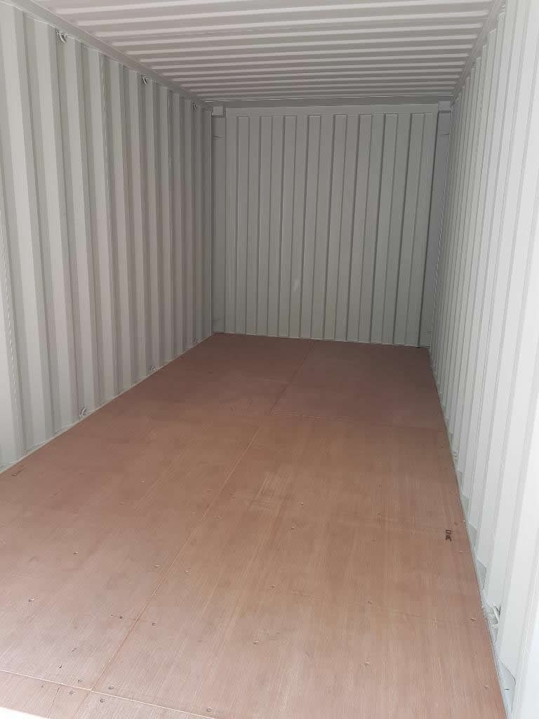 Blick in einen leeren, sauberen Lagercontainer mit Holzboden