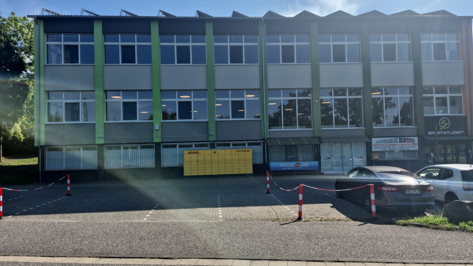 Bürogebäude des Lagerraum-Standorts Melsungen mit Parkplatz