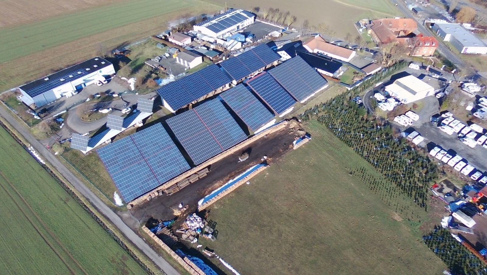 Luftbild des Gewerbeparks Edermünde mit Photovoltaik-Dächern
