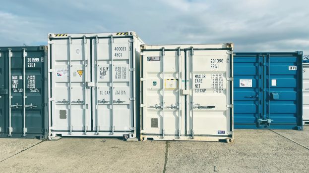 Weiße und farbige Seecontainer zum Kaufen beim Partner m³