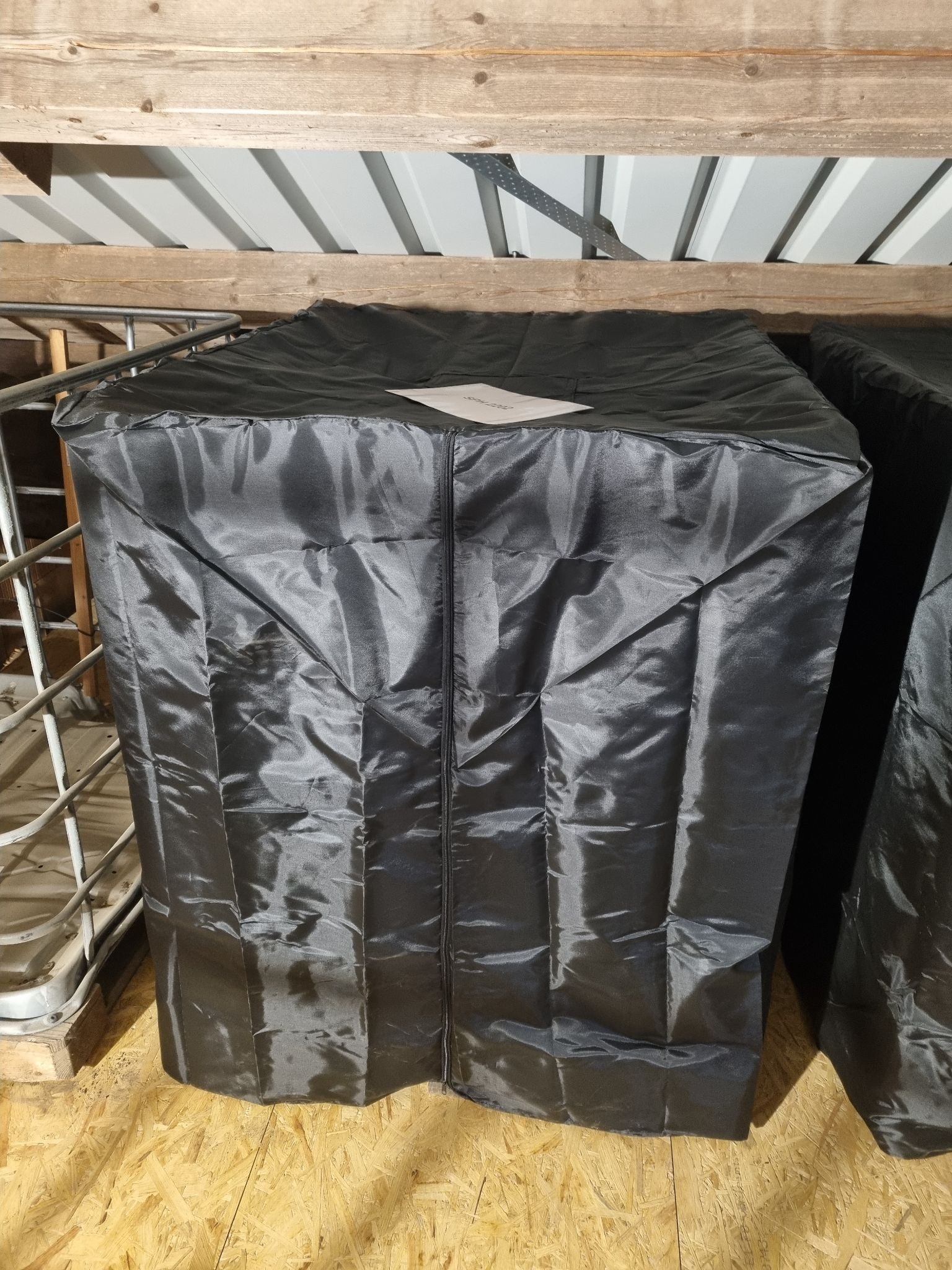 Abgedeckte Gitterbox als Lagerbox im Gewerbepark Edermünde