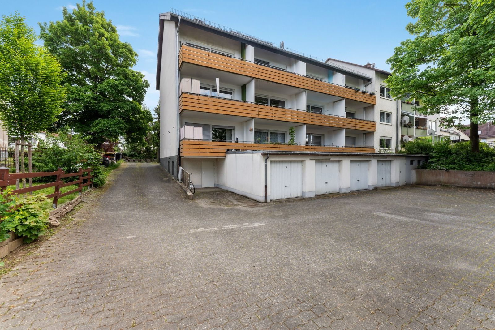 Wohnhaus mit Garagenhof am Töniesweg in Kassel