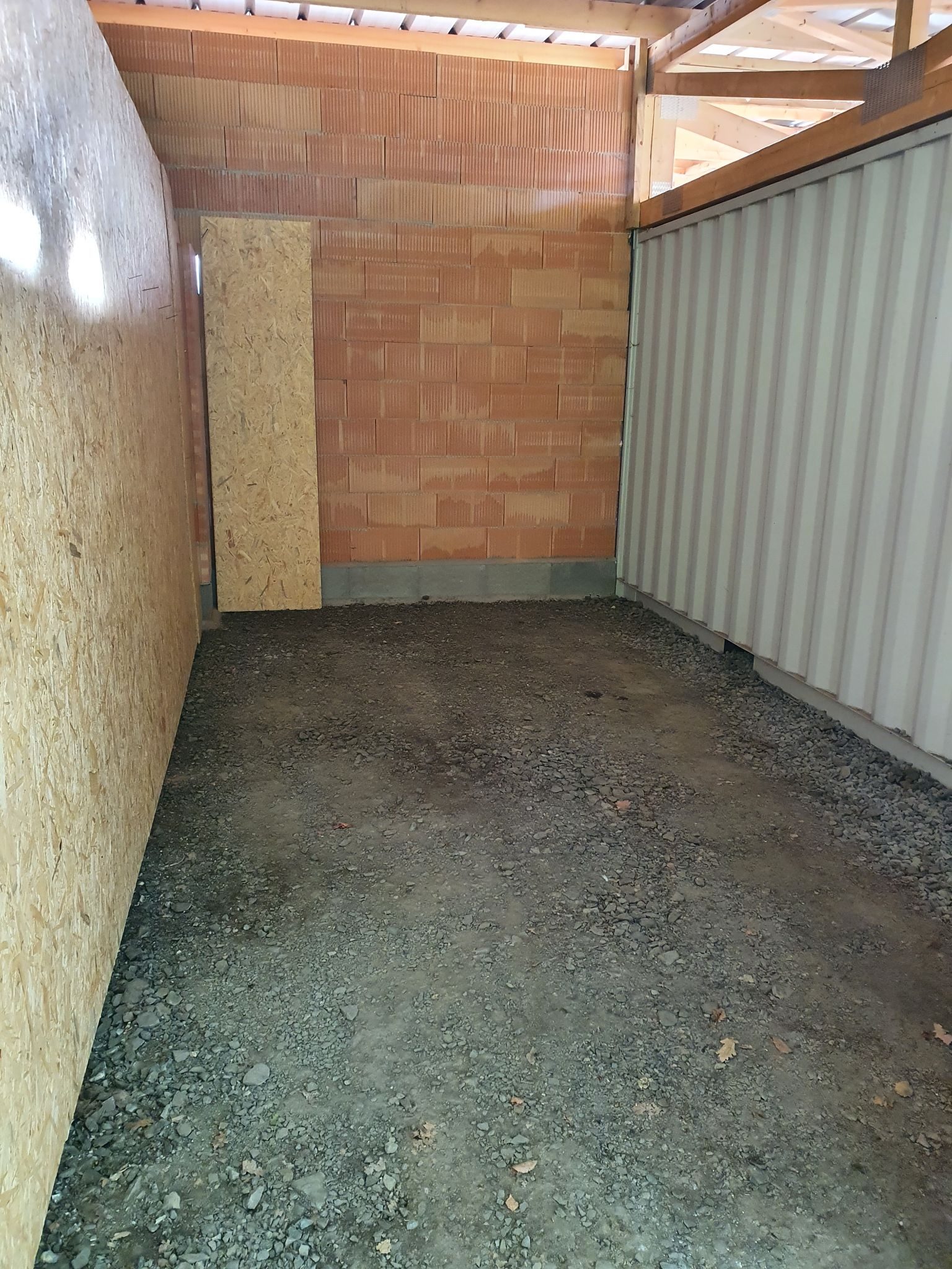 Leere Garage mit Schotterboden