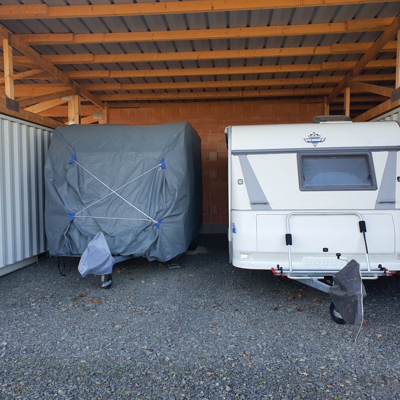 Wohnwagen unter einem Holz-Carport