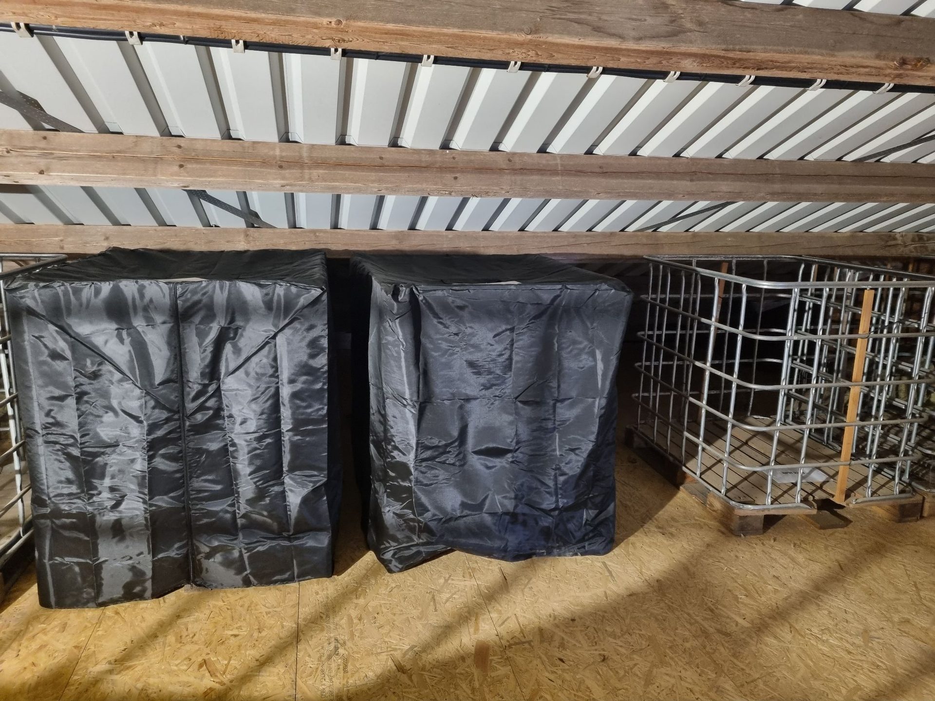Abgedeckte Gitterboxen als Lagerboxen im Gewerbepark Edermünde
