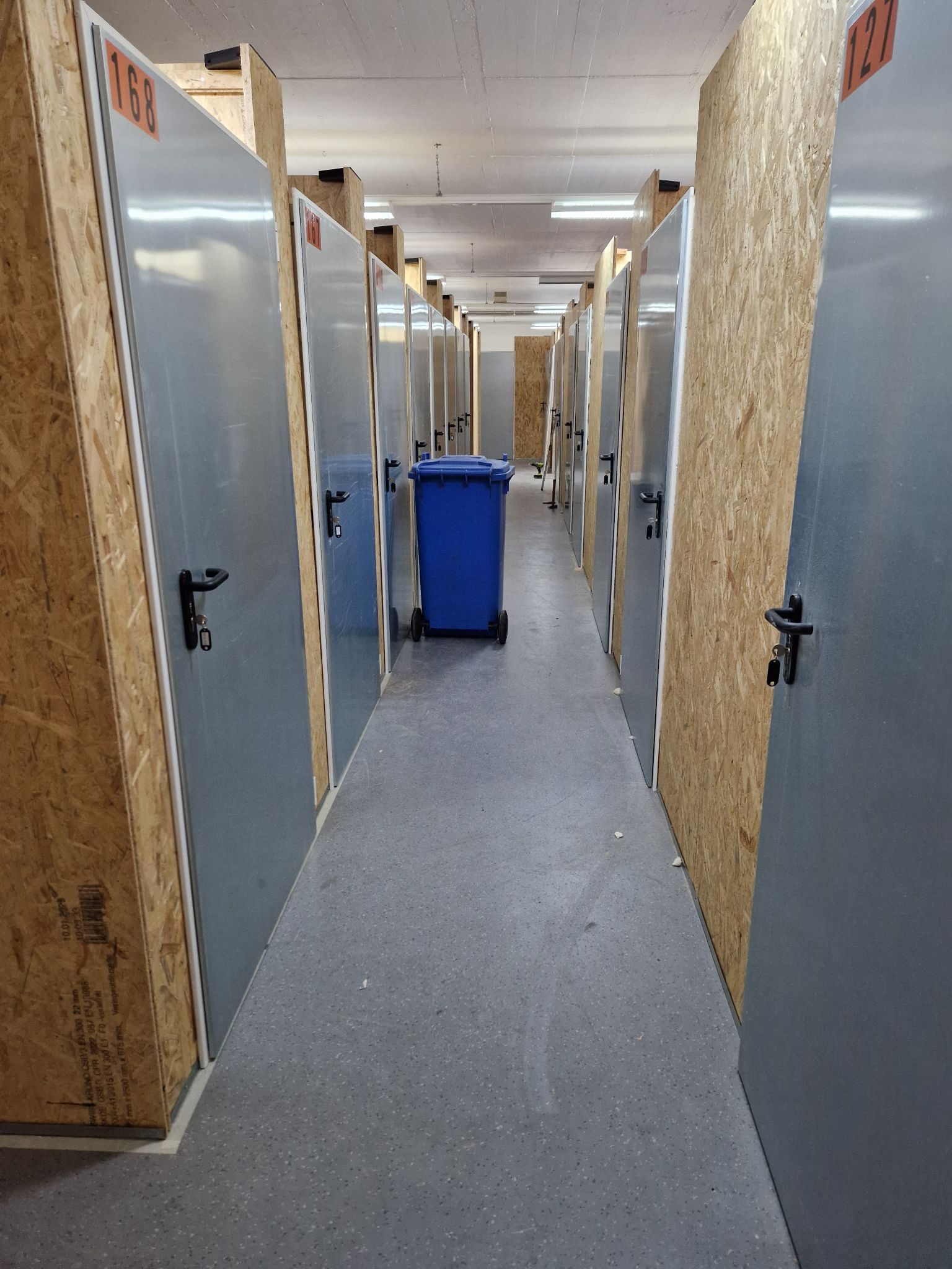 Gang mit Lagerabteilen und Türen in Melsungen