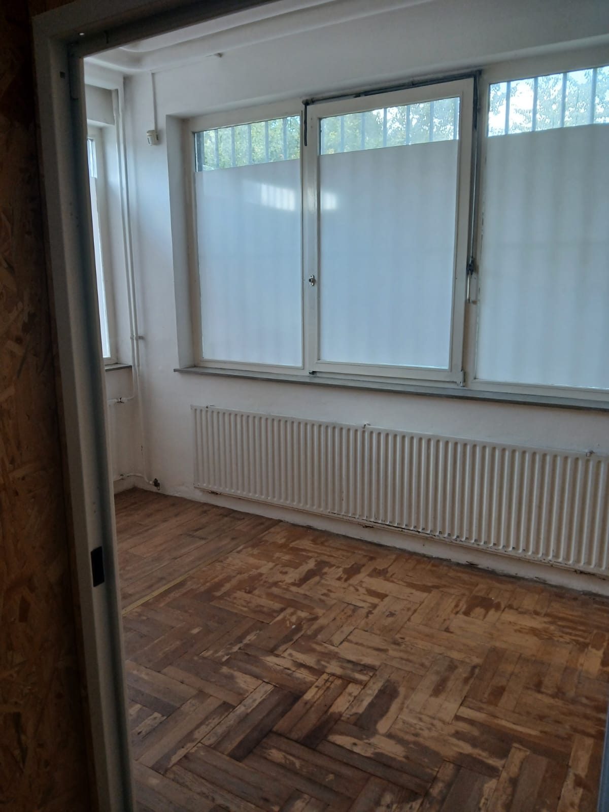 Leerer Lagerraum mit Parkettboden und Fenster in Melsungen
