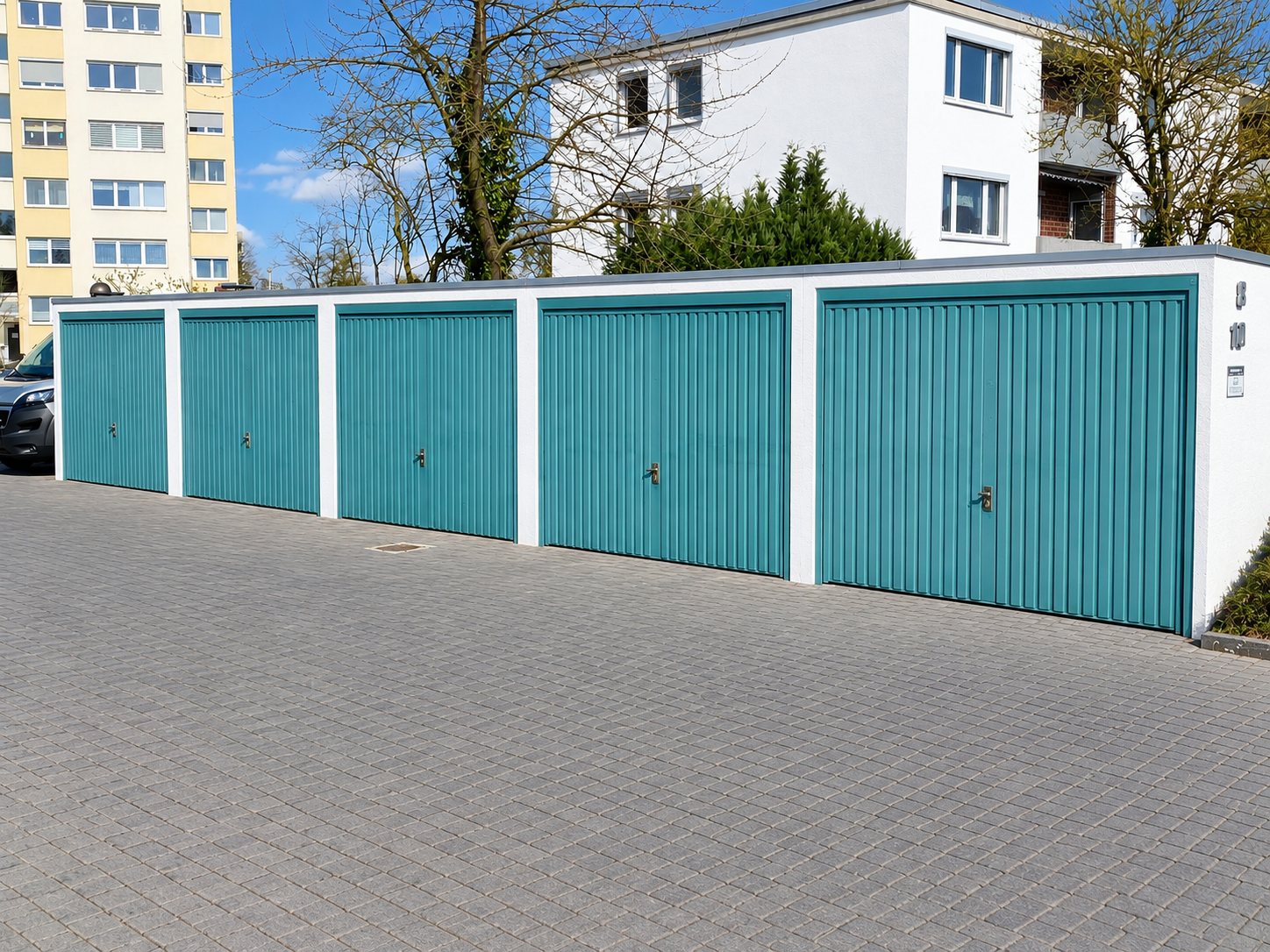 Garagenzeile mit türkisen Toren in der Beethovenstraße 8–10 in Baunatal