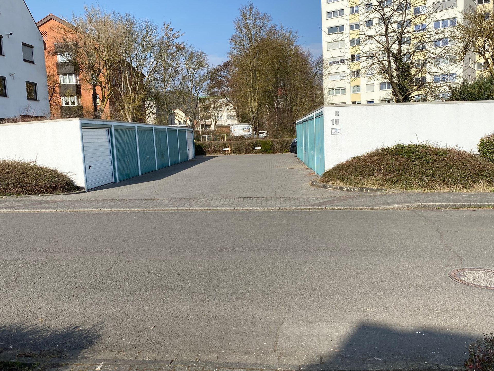 Einfahrt zu den Garagen und Stellplätzen in der Beethovenstraße in Baunatal