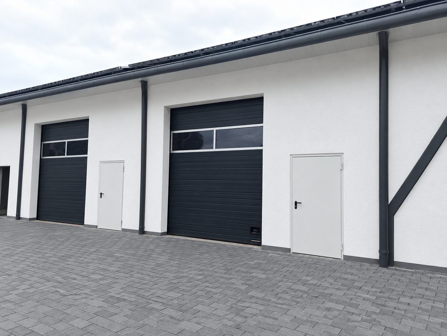 Lagerhallen mit Sektionaloren in Edermuende